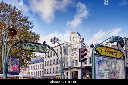 Montmartre, Parigi, Francia - iconico cartello d'ingresso art nouveau Paris Metro Metropolitain alla stazione di Anvers, progettato dall'architetto francese Hector Guimard Foto Stock