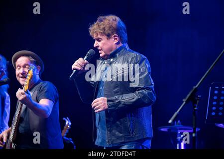 Frank Schöbel live bei einem Konzert Seiner Frank Schöbel zur Weihnachtszeit - Tour nella Corona di Stadthalle. Bautzen, 16.12.2023 *** Frank Schöbel live ad un concerto del suo Frank Schöbel zur Weihnachtszeit Tour nella Stadthalle Krone Bautzen, 16 12 2023 foto:XM.xWehnertx/xFuturexImagex schoebel 3209 Foto Stock