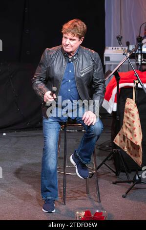 Frank Schöbel live bei einem Konzert Seiner Frank Schöbel zur Weihnachtszeit - Tour nella Corona di Stadthalle. Bautzen, 16.12.2023 *** Frank Schöbel live ad un concerto del suo Frank Schöbel zur Weihnachtszeit Tour nella Stadthalle Krone Bautzen, 16 12 2023 foto:XM.xWehnertx/xFuturexImagex schoebel 3206 Foto Stock