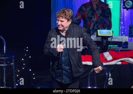 Frank Schöbel live bei einem Konzert Seiner Frank Schöbel zur Weihnachtszeit - Tour nella Corona di Stadthalle. Bautzen, 16.12.2023 *** Frank Schöbel live ad un concerto del suo Frank Schöbel zur Weihnachtszeit Tour nella Stadthalle Krone Bautzen, 16 12 2023 foto:XM.xWehnertx/xFuturexImagex schoebel 3218 Foto Stock