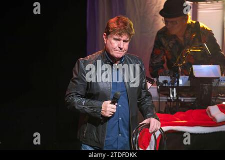 Frank Schöbel live bei einem Konzert Seiner Frank Schöbel zur Weihnachtszeit - Tour nella Corona di Stadthalle. Bautzen, 16.12.2023 *** Frank Schöbel live ad un concerto del suo Frank Schöbel zur Weihnachtszeit Tour nella Stadthalle Krone Bautzen, 16 12 2023 foto:XM.xWehnertx/xFuturexImagex schoebel 3216 Foto Stock