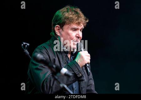 Frank Schöbel live bei einem Konzert Seiner Frank Schöbel zur Weihnachtszeit - Tour nella Corona di Stadthalle. Bautzen, 16.12.2023 *** Frank Schöbel live ad un concerto del suo Frank Schöbel zur Weihnachtszeit Tour nella Stadthalle Krone Bautzen, 16 12 2023 foto:XM.xWehnertx/xFuturexImagex schoebel 3220 Foto Stock