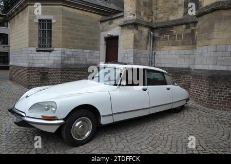 Citroën DS francese d'epoca parcheggiata di fronte a una chiesa Foto Stock