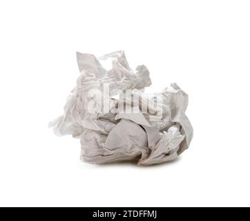Il salviettino o la carta salviettina a vite o schiacciata in una forma strana dopo l'uso in bagno o toilette è isolato su sfondo bianco con percorso di ritaglio Foto Stock