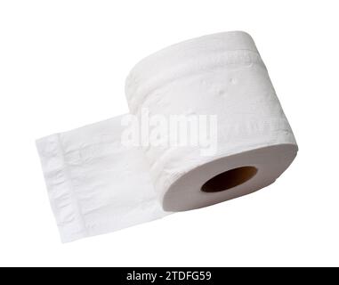 Un singolo rotolo di carta bianca o tovagliolo preparato per l'uso in WC o servizi igienici è isolato su sfondo bianco con percorso di ritaglio. Foto Stock