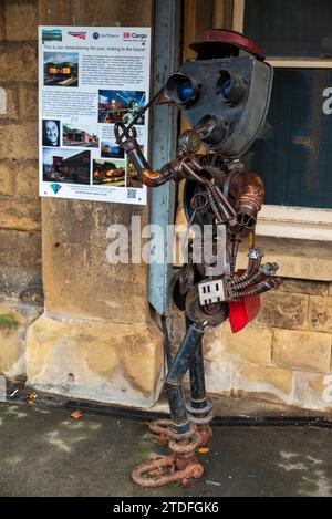 Statua di Joe the Guard alla statua di Buxton composta da rottami metallici dell'artista Andy Hill. La statua fu chiamata così in onore di suo padre, Joeseph Henry Sayle A. Foto Stock