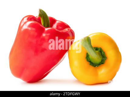 I peperoni bulgari freschi, rossi e gialli, sono isolati su sfondo bianco con percorso di ritaglio. Dolce paprika chili Foto Stock