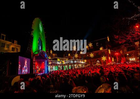 Migliaia di persone si sono riunite in piazza per vedere i DJ e la musica dal vivo. Al Grote Markt di Nijmegen è appena iniziata la campagna di raccolta fondi "3FM Serious Request". Ogni anno intorno a questa data, i DJ 3FM (stazione radio olandese controllata dall'emittente pubblica NPO) sono chiusi in una casa di vetro fino alla vigilia di Natale. Da questa casa, i DJ trasmetteranno per raccogliere fondi per una causa. Quest'anno il denaro sarà per la Fondazione ALS (sclerosi laterale amiotrofica). I DJ suoneranno canzoni diurne e notturne che gli ascoltatori richiedono, in cambio di una donazione. (Foto di Ana Fernand Foto Stock