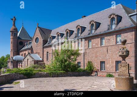 Monastero di Hohenburg con statua di Sant'Odilia sul Mont Sainte-Odile, Ottrott, Vosgi, Alsazia, Francia, Europa Foto Stock