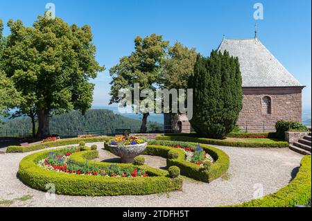 Giardino del monastero e Cappella delle lacrime di Hohenburg Monastero sul Mont Sainte-Odile, Ottrott, Vosgi, Alsazia, Francia, Europa Foto Stock