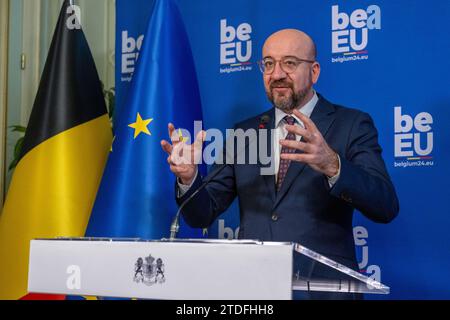 Bruxelles, Belgio. 18 dicembre 2023. Il presidente del Consiglio europeo Charles Michel è raffigurato durante una conferenza stampa dopo una riunione sull'inizio della presidenza belga dell'Unione europea il 1° gennaio 2024, presso l'ufficio del primo ministro a Bruxelles, lunedì 18 dicembre 2023. BELGA PHOTO JONAS ROOSENS Credit: Belga News Agency/Alamy Live News Foto Stock