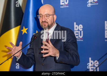 Bruxelles, Belgio. 18 dicembre 2023. Il presidente del Consiglio europeo Charles Michel è raffigurato durante una conferenza stampa dopo una riunione sull'inizio della presidenza belga dell'Unione europea il 1° gennaio 2024, presso l'ufficio del primo ministro a Bruxelles, lunedì 18 dicembre 2023. BELGA PHOTO JONAS ROOSENS Credit: Belga News Agency/Alamy Live News Foto Stock