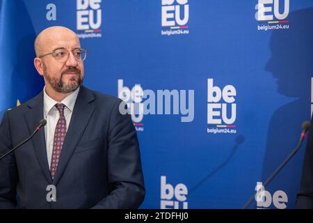 Bruxelles, Belgio. 18 dicembre 2023. Il presidente del Consiglio europeo Charles Michel è raffigurato durante una conferenza stampa dopo una riunione sull'inizio della presidenza belga dell'Unione europea il 1° gennaio 2024, presso l'ufficio del primo ministro a Bruxelles, lunedì 18 dicembre 2023. BELGA PHOTO JONAS ROOSENS Credit: Belga News Agency/Alamy Live News Foto Stock