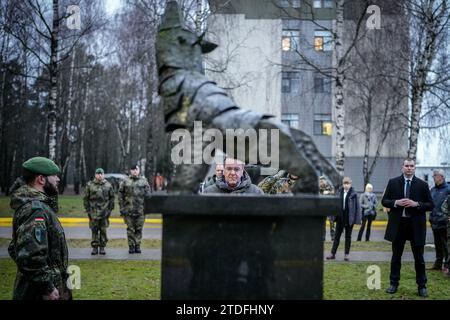 Rukla, Lituania. 18 dicembre 2023. Boris Pistorius (SPD), ministro federale della difesa, commemora un soldato della Bundeswehr morto in un incidente qui a Rukla. Il politico dell'SPD visita anche i soldati tedeschi qui per una festa di Natale e un caffè dell'Avvento. Crediti: Kay Nietfeld/dpa/Alamy Live News Foto Stock