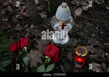 Praga, Repubblica Ceca. 18 dicembre 2023. Un luogo di culto improvvisato sulla scena del crimine del doppio omicidio nella foresta di Klanovice, Praga, Repubblica Ceca, nella foto del 18 dicembre 2023. Due persone, una delle quali un bambino, sono state trovate morte nel quartiere di Klanovice, nella periferia orientale di Praga, il 15 dicembre 2023. Diverse dozzine di agenti di polizia stanno lavorando per risolvere il doppio omicidio. Crediti: Michaela Rihova/CTK Photo/Alamy Live News Foto Stock