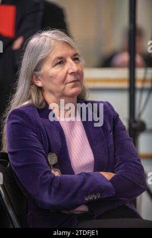 Bruxelles, Belgio. 18 dicembre 2023. Il Segretario generale del Consiglio europeo Therese Blanchet è raffigurato in una conferenza stampa dopo una riunione sull'inizio della presidenza belga dell'Unione europea il 1° gennaio 2024, presso l'ufficio del primo ministro a Bruxelles, lunedì 18 dicembre 2023. BELGA PHOTO JONAS ROOSENS Credit: Belga News Agency/Alamy Live News Foto Stock