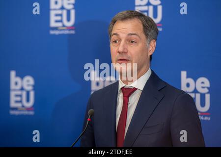 Bruxelles, Belgio. 18 dicembre 2023. Il primo ministro Alexander De Croo è visto durante una conferenza stampa a seguito di una riunione sull'inizio della presidenza belga dell'Unione europea il 1 gennaio 2024, presso l'ufficio del primo ministro a Bruxelles, lunedì 18 dicembre 2023. BELGA PHOTO JONAS ROOSENS Credit: Belga News Agency/Alamy Live News Foto Stock