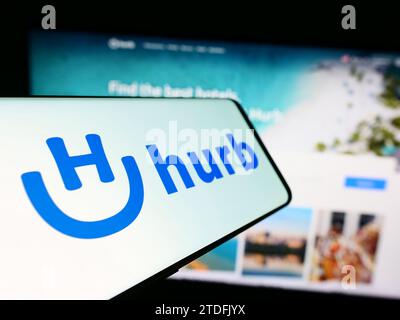 Smartphone con logo della società di viaggi brasiliana Hurb Technologies SA davanti al sito Web aziendale. Mettere a fuoco sul lato sinistro del display del telefono. Foto Stock