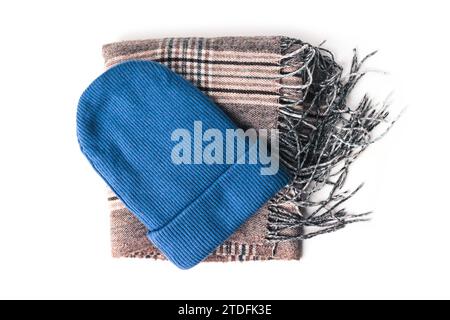 Cappello e sciarpa in maglia di lana isolati su sfondo bianco Foto Stock