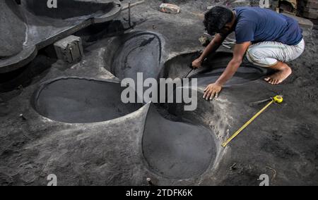 Stile di vita quotidiano degli abitanti dei cantieri navali del Bangladesh. Questa immagine è stata catturata da Dacca, Bangladesh, il 30 luglio 2022. Foto Stock