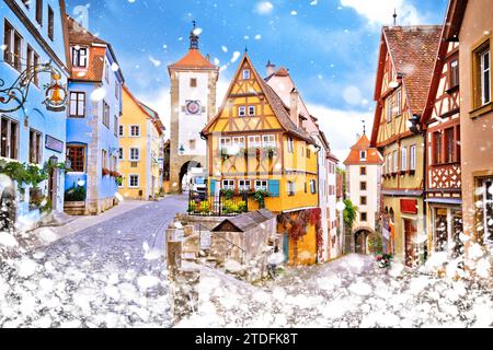 Strada acciottolata e architettura della città storica di Rothenburg ob der Tauber vista invernale sulla neve, strada romantica della regione tedesca della Baviera Foto Stock