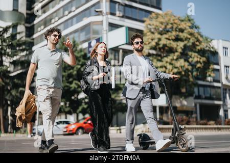 Un gruppo pianifica la crescita aziendale, discutendo di gestione del budget, strategia di vendita e opportunità innovative in un ambiente urbano frenetico. Foto Stock