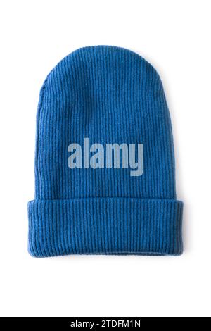 Cappello in maglia di lana blu invernale isolato su sfondo bianco Foto Stock