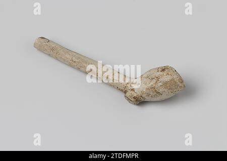 Frammento di una pipa da tabacco., Anonimo, c. 1600 - c. 1699 frammento di una piccola pipa da tabacco bianca, su cui H. pipe argilla Un frammento di una piccola pipa da tabacco bianca, su cui H. pipe argilla Foto Stock