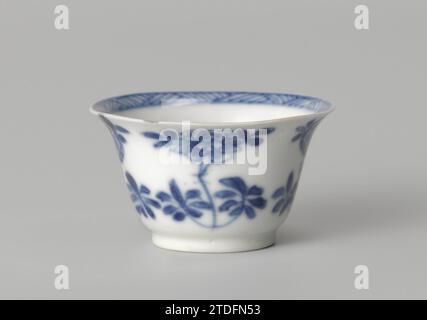 Coppa a campana con spray floreali, anonimo, c. 1700 - c. 1724 testa in porcellana a forma di Klock, verniciata in blu sotto smalto. Rami di fiori sulla parete esterna (peonia, prunus). Sul fondo un ramo di fiori e il bordo interno con tiro con l'arco. Blue White. Porcellana cinese. glassa. Pittura al cobalto (minerale) / vetrificazione testa a forma di Klock in porcellana, verniciata in blu smaltato. Rami di fiori sulla parete esterna (peonia, prunus). Sul fondo un ramo di fiori e il bordo interno con tiro con l'arco. Blue White. Porcellana cinese. glassa. verniciatura/vetrificazione di cobalto (minerale) Foto Stock