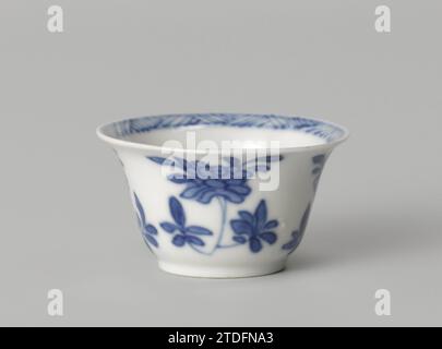 Coppa a campana con spray floreali, anonimo, c. 1700 - c. 1724 testa in porcellana a forma di Klock, verniciata in blu sotto smalto. Rami di fiori sulla parete esterna (peonia, prunus). Sul fondo un ramo di fiori e il bordo interno con tiro con l'arco. Contrassegnato sul lato inferiore con "dovrebbe". Blue White. Porcellana cinese. glassa. Pittura al cobalto (minerale) / vetrificazione testa a forma di Klock in porcellana, verniciata in blu smaltato. Rami di fiori sulla parete esterna (peonia, prunus). Sul fondo un ramo di fiori e il bordo interno con tiro con l'arco. Contrassegnato sul lato inferiore con "dovrebbe". Blue White. Porcela cinese Foto Stock