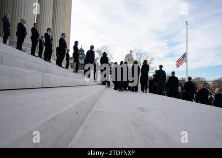 Lo scrigno drappeggiato dalla bandiera del giudice della Corte Suprema in pensione Sandra Day o’Connor arriva alla Corte Suprema di Washington, DC, USA, lunedì 18 dicembre, 2023. o'Connor, nativa dell'Arizona e la prima donna a servire nella corte più alta della nazione, morì il 1 dicembre, all'età di 93 anni. Foto di Alex Brandon/Pool/ABACAPRESS.COM Foto Stock