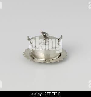 Terrina, Arnoldus van Geffen, terrina rotonda 1766 con bordo inferiore smerlato. La terrina ha un coperchio con anche un bordo smerlato. Il pulsante del coperchio è un uccello volante. La terrina ha due manici rialzati. La terrina si trova su un piatto corrispondente (BK-NM-1177-153-A) la terrina è contrassegnata con: stk. = Amsterdam, Jrl. = G (1766) e Mt. = Arnoldus van Geffen. La terrina con piatto è la stessa di due copie con invnr. BK-NM-11177-252 E BK-NM-11177-253. Terrina rotonda in argento Amsterdam (metallo) con bordo inferiore smerlato. La terrina ha un coperchio con anche un bordo smerlato. Il pulsante del coperchio è un bi volante Foto Stock