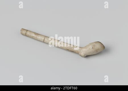 Frammento di una pipa da tabacco., Anonimo, c. 1600 - c. 1699 frammento di una piccola pipa da tabacco bianca, su cui H. pipe argilla Un frammento di una piccola pipa da tabacco bianca, su cui H. pipe argilla Foto Stock