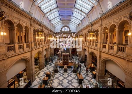 All'interno della Kelvingrove Art Gallery and Museum, Glasgow, Scozia Foto Stock