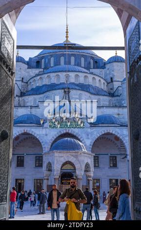 Istanbul, Turchia - 11 novembre 2023: La Moschea del Sultano Ahmet è una moschea storica di Istanbul in Turchia. La moschea è popolarmente conosciuta come Moschea Blu Foto Stock