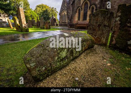La pietra di Hogback vichinga nel cimitero della chiesa parrocchiale di Luss sulle rive di Loch Lomond, Argyll e Bute, Scozia Foto Stock