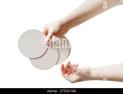 Foto di sottobicchieri bianchi in mani femminili. Foto Stock