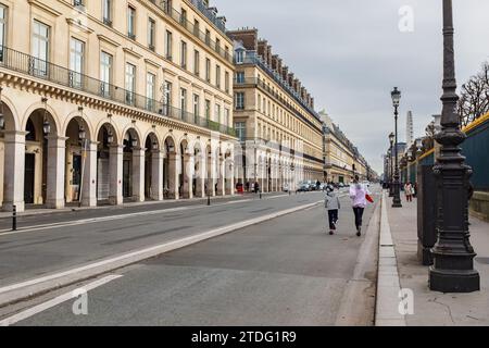 Parigi, Francia, 2023. Gli amanti del jogging che corrono sulla rue de Rivoli sviluppata da Napoleone, con i suoi portici, i famosi negozi, gli eleganti caffè e gli hotel di lusso Foto Stock
