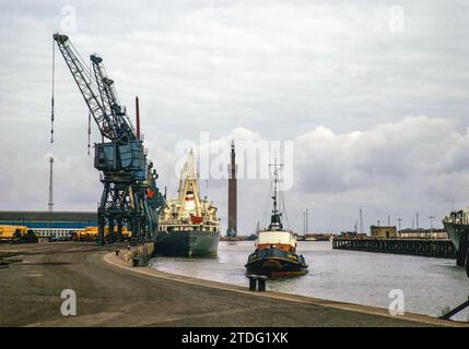 Navi da carico e rimorchiatore "Lady Sybil", Royal Dock con Grimsby Dock Tower, Grimsby, Lincolnshire, Inghilterra, Regno Unito, settembre 1973 Foto Stock