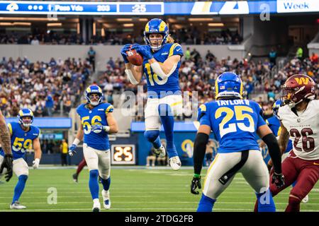 Il wide receiver dei Los Angeles Rams Ben Skowronek (18) sconfisse un punt durante una partita della NFL contro i Washington Commanders, domenica 17 dicembre 2023, al SoFi Stadium, a Inglewood, CA. i Rams sconfissero i comandanti 28-20. (Jon Endow/immagine dello sport) Foto Stock