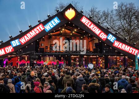 Brugge, Belgio. 18 dicembre 2023. L'immagine mostra l'inizio dell'edizione 2023 della "Warmste Week", campagna annuale di solidarietà del VRT, a Bruges, lunedì 18 dicembre 2023. Quest'anno raccoglie fondi per organizzazioni e progetti nell'ambito del tema centrale "crescere senza preoccupazioni" (Opgroeien zonder zorgen). BELGA PHOTO KURT DESPLENTER Credit: Belga News Agency/Alamy Live News Foto Stock