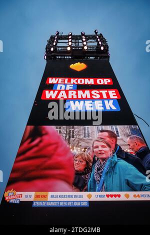 Brugge, Belgio. 18 dicembre 2023. L'immagine mostra l'inizio dell'edizione 2023 della "Warmste Week", campagna annuale di solidarietà del VRT, a Bruges, lunedì 18 dicembre 2023. Quest'anno raccoglie fondi per organizzazioni e progetti nell'ambito del tema centrale "crescere senza preoccupazioni" (Opgroeien zonder zorgen). BELGA PHOTO KURT DESPLENTER Credit: Belga News Agency/Alamy Live News Foto Stock