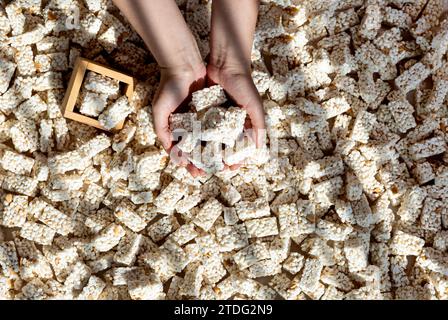 Gangjeong, riso glutinoso e ciotola di legno Foto Stock