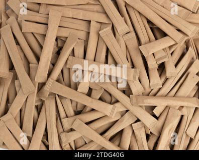 sfondo di bastoncini di zucchero di carta senza primo piano con il logo, sacchetti di zucchero di carta artigianali Foto Stock