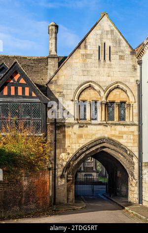 Alla fine del XII secolo St Marys Gate (College Gate) per l'abbazia benedettina di San Pietro, ora Gloucester Cathedral, Gloucester UK Foto Stock