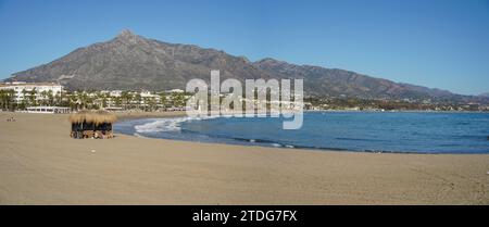 Spiaggia di Puerto Banús, Marbella, con il Monte Concha alle spalle, Costa del sol, stagione invernale, Andalusia, Spagna. Foto Stock