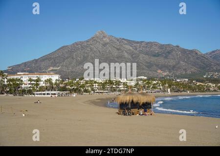 Spiaggia di Puerto Banús, Marbella, con il Monte Concha alle spalle, Costa del sol, stagione invernale, Andalusia, Spagna. Foto Stock