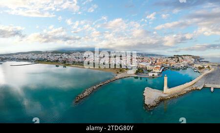 Rethymno a Creta, Grecia. Vista panoramica sul porto e sul miglio del ristorante nel centro. Foto Stock