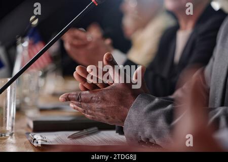 Primo piano delle persone che applaudono durante la performance durante una conferenza aziendale Foto Stock