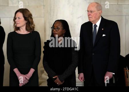 Washington, Stati Uniti. 18 dicembre 2023. Il giudice della Corte Suprema Amy Coney Barrett, il giudice Ketanji Brown Jackson e l'ex giudice Anthony Kennedy assistono a una cerimonia privata per il giudice della Corte Suprema in pensione Sandra Day o'Connor prima del ritiro pubblico nella sala grande della Corte Suprema di Washington, lunedì 18 dicembre 2023. O'Connor, nativa dell'Arizona e la prima donna a servire nella corte più alta della nazione, morì il 1 dicembre all'età di 93 anni. (Foto di Jacquelyn Martin/Pool/ABACAPRESS.COM Credit: Abaca Press/Alamy Live News Foto Stock